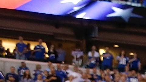Jugadores de Indianapolis Colts echan rodilla en tierra durante el himno nacional en protesta a comentarios del presidente.