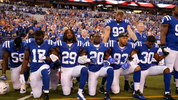Jugadores de Indianapolis Colts echan rodilla en tierra durante el himno nacional en protesta a comentarios del presidente.