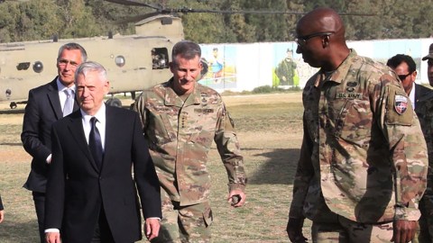 El secretario Mattis nunca estuvo en peligro, porque no iba en la nave agredida.