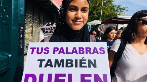 Unas 300 mujeres marcharon en memoria de Gladys Ricart y otras víctimas de la violencia doméstica en Nueva York.