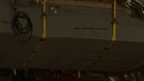 Efectivos de la Secretaría de Marina y de la Secretaría de la Defensa Nacional descargan la ayuda enviada del avión C-17 Globemaster III del Comando Norte de la Fuerza Aérea de Estados Unidos.