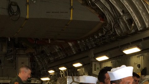 Efectivos de la Secretaría de Marina y de la Secretaría de la Defensa Nacional descargan la ayuda enviada del avión C-17 Globemaster III del Comando Norte de la Fuerza Aérea de Estados Unidos.