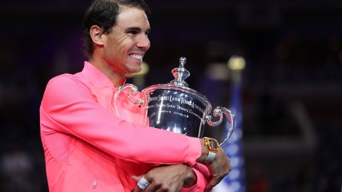 Nadal abraza la copa del US Open por tercera vez.
