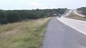 En esta autopista fue abandonado el pequeño.