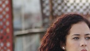 En el centro de La Habana, sobre una azotea, tres jóvenes amigos, Yasmani, Vito y Anita, se reúnen día a día para contarse historias y sueños, tratando de que el tiempo pase sin notarse. On the Roof, de Patricia Ramos.