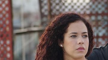 En el centro de La Habana, sobre una azotea, tres jóvenes amigos, Yasmani, Vito y Anita, se reúnen día a día para contarse historias y sueños, tratando de que el tiempo pase sin notarse. On the Roof, de Patricia Ramos.