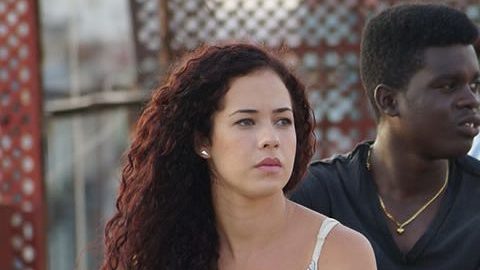En el centro de La Habana, sobre una azotea, tres jóvenes amigos, Yasmani, Vito y Anita, se reúnen día a día para contarse historias y sueños, tratando de que el tiempo pase sin notarse. On the Roof, de Patricia Ramos.