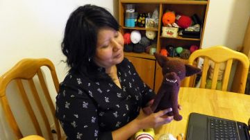 Imelda Castillo aprendió empíricamente a crear los muñequitos japoneses Amigurumi, cuando su hijo pequeño le pidió un “Mario Bross” al verla tejer en sus ratos libres.