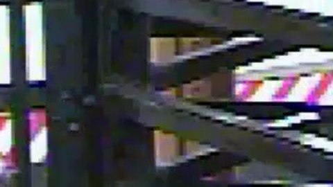Si ha visto a este hombre, llame de manera confidencial al número de la Policía: (800) 577-TIPS. 