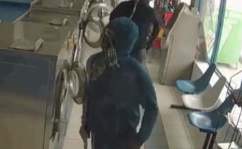 L:os ladrones sorprendieron al empleado de "Choo Choo Laundry".