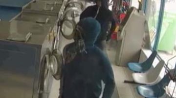 L:os ladrones sorprendieron al empleado de "Choo Choo Laundry".