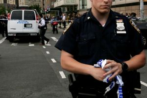 Hombre murió baleado por NYPD tras perseguir a una mujer con un cuchillo en El Bronx