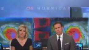 Por fortuna, uno de los compañeros socorrió a la reportera y le agarró la mano para evitar que siguiera dando más pasos hacia atrás. (Captura)