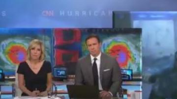 Por fortuna, uno de los compañeros socorrió a la reportera y le agarró la mano para evitar que siguiera dando más pasos hacia atrás. (Captura)