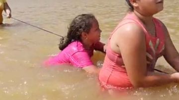 La familia Robles arriesga su vida al cruzar este río en Morovis luego del huracán María.