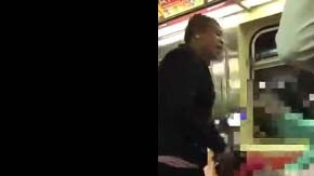 Las autoridades buscan a la sospechosa del ataque.