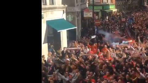 Los hinchas de Colonia por las calles de Londres. Twitter.