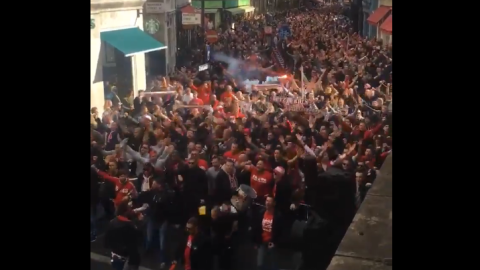 Los hinchas de Colonia por las calles de Londres. Twitter.
