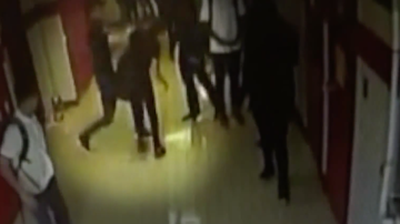 Kylie Pérez caminaba por el pasillo de la East Side High School cuando fue golpeada por estudiantes.