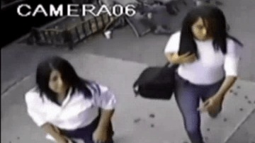 Las dos mujeres se disfrazaron de policías para entrar en la casa de una anciana.