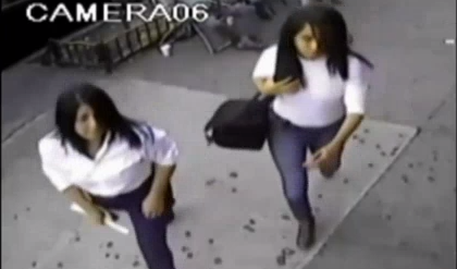 Las dos mujeres se disfrazaron de policías para entrar en la casa de una anciana.