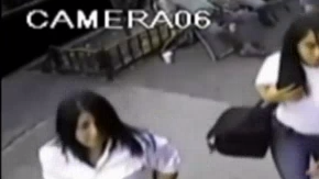 Las dos mujeres se disfrazaron de policías para entrar en la casa de una anciana.