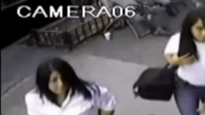 Las dos mujeres se disfrazaron de policías para entrar en la casa de una anciana.