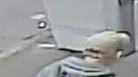 Las imágenes publicadas por la Policía muestran al sospechoso cargando una enorme mochila.