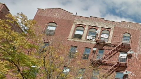 El ataque tuvo lugar en un edificio de la avenida Cauldwell en El Bronx.
