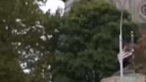 La pila ya mide más de seis pies de altura.