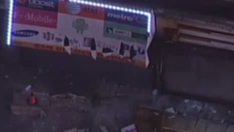 Los escombros del edificio bloquearon la entrada del Subway.