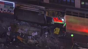 Los escombros del edificio bloquearon la entrada del Subway.