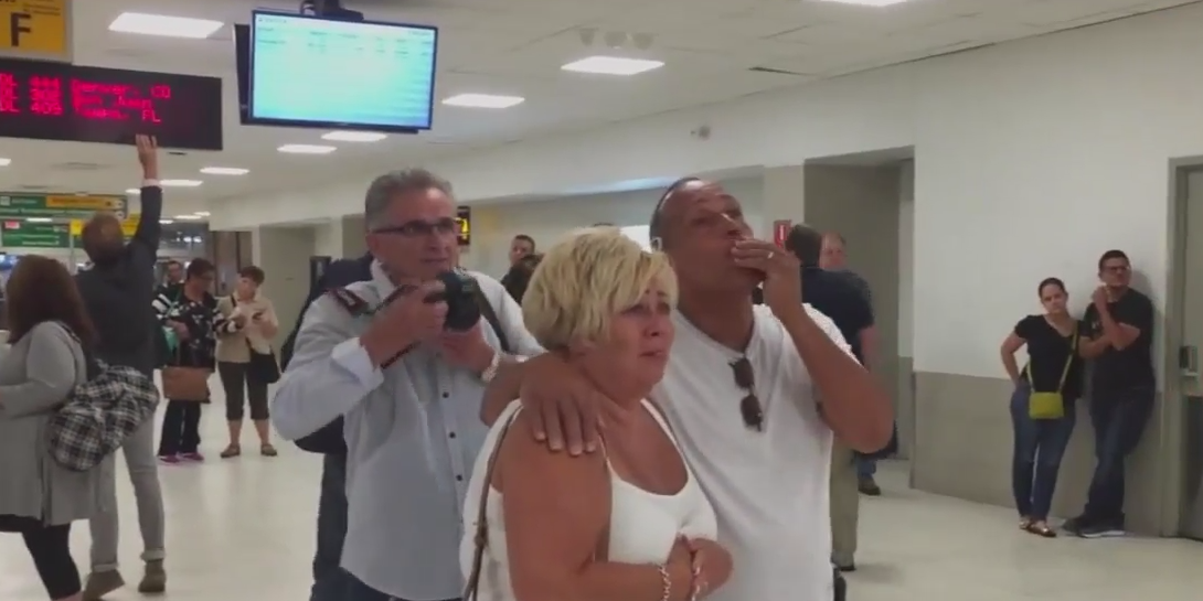 Lágrimas y emoción en JFK tras llegada de primer avión de Puerto Rico