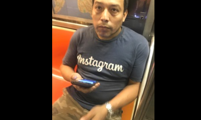 El pervertido llevaba puesta una camiseta con la palabra 'Instagram'.