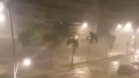 Autos bajo el agua en Dominica.