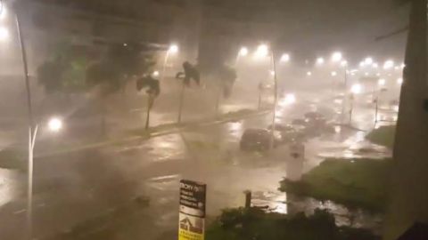 Autos bajo el agua en Dominica.