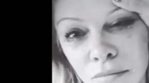 En el video, se le ve a Anderson llorosa y con el maquillaje regado.