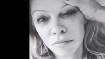 En el video, se le ve a Anderson llorosa y con el maquillaje regado.