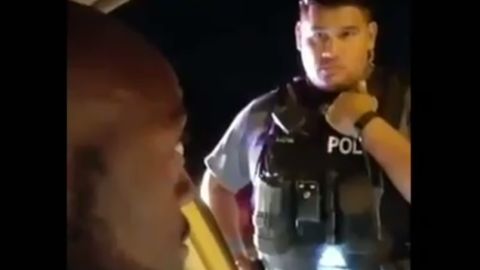 El policía mantiene la calma al saberse grabado.