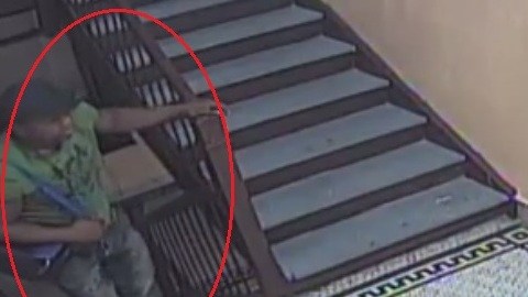 El hombre que la Policía busca como sospechoso llevaba camiseta verde y pantalones jeans azul.