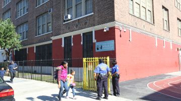 Seguridad de la policia hoy lunes en la Escuela de El Bronx donde un estudiante apuñalo a dos compañeros, matando a uno de ellos la semana pasada.