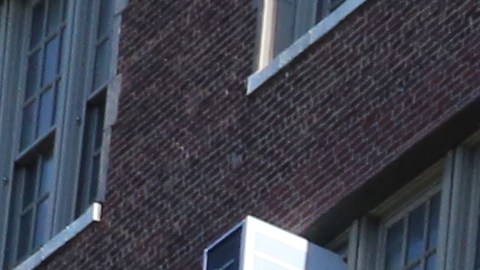Seguridad de la policia hoy lunes en la Escuela de El Bronx donde un estudiante apuñalo a dos compañeros, matando a uno de ellos la semana pasada.