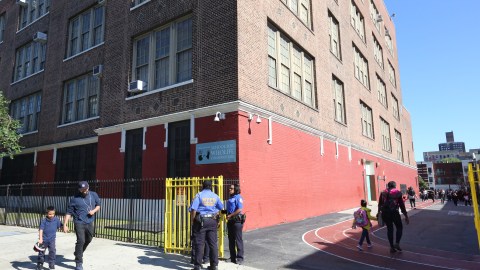 Seguridad de la policia hoy lunes en la Escuela de El Bronx donde un estudiante apuñalo a dos compañeros, matando a uno de ellos la semana pasada.