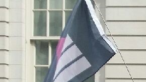 Guillermo Chacón, presidente de la Comisión Latina sobre el SIDA (Izq.), junto a Gustavo Morales, director de Acceso a Servicios  y Luis Mares, director de Movilización Comunitaria de esa organización, durante el llamado en las escalinatas de la alcaldía neoyorquina.