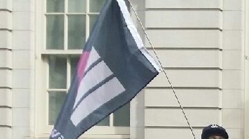 Guillermo Chacón, presidente de la Comisión Latina sobre el SIDA (Izq.), junto a Gustavo Morales, director de Acceso a Servicios  y Luis Mares, director de Movilización Comunitaria de esa organización, durante el llamado en las escalinatas de la alcaldía neoyorquina.