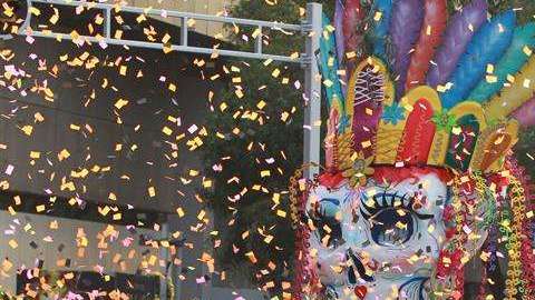 Multitudinario desfile con motivo del Día de Muertos. EFE