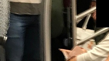 El sospechoso se hurga la nariz, mientras se masturba en el tren.