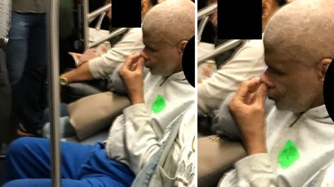 El sospechoso se hurga la nariz, mientras se masturba en el tren.