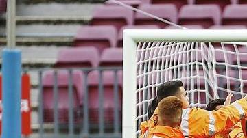 Un espontáneo fue retirado del campo en un partido sin público del Barcelona. EFE