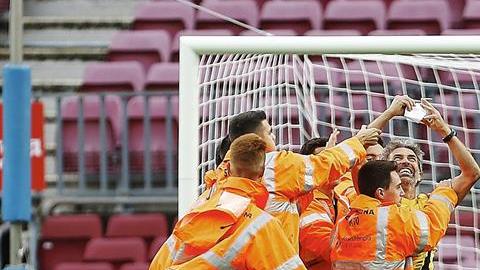 Un espontáneo fue retirado del campo en un partido sin público del Barcelona. EFE